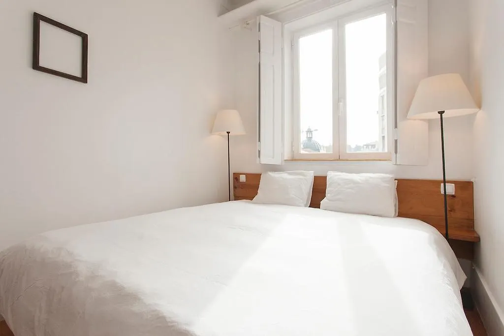 Central, Charming, Quiet, Garden And Parking Lisbon Apartment