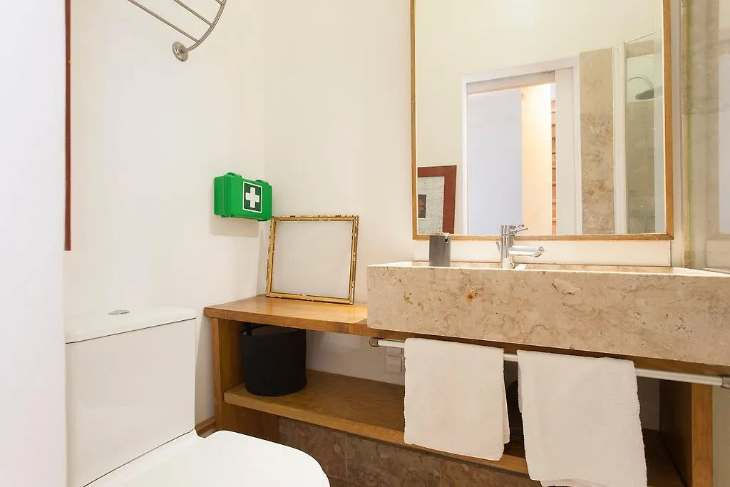 Apartment Central, Charming, Quiet, Garden And Parking Lisbon