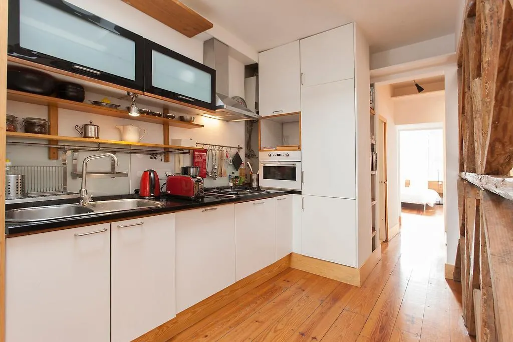 Apartment Central, Charming, Quiet, Garden And Parking Lisbon